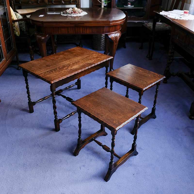 オーク製ツイスト3段ネストテーブル/コーヒーテーブル|英国イギリス